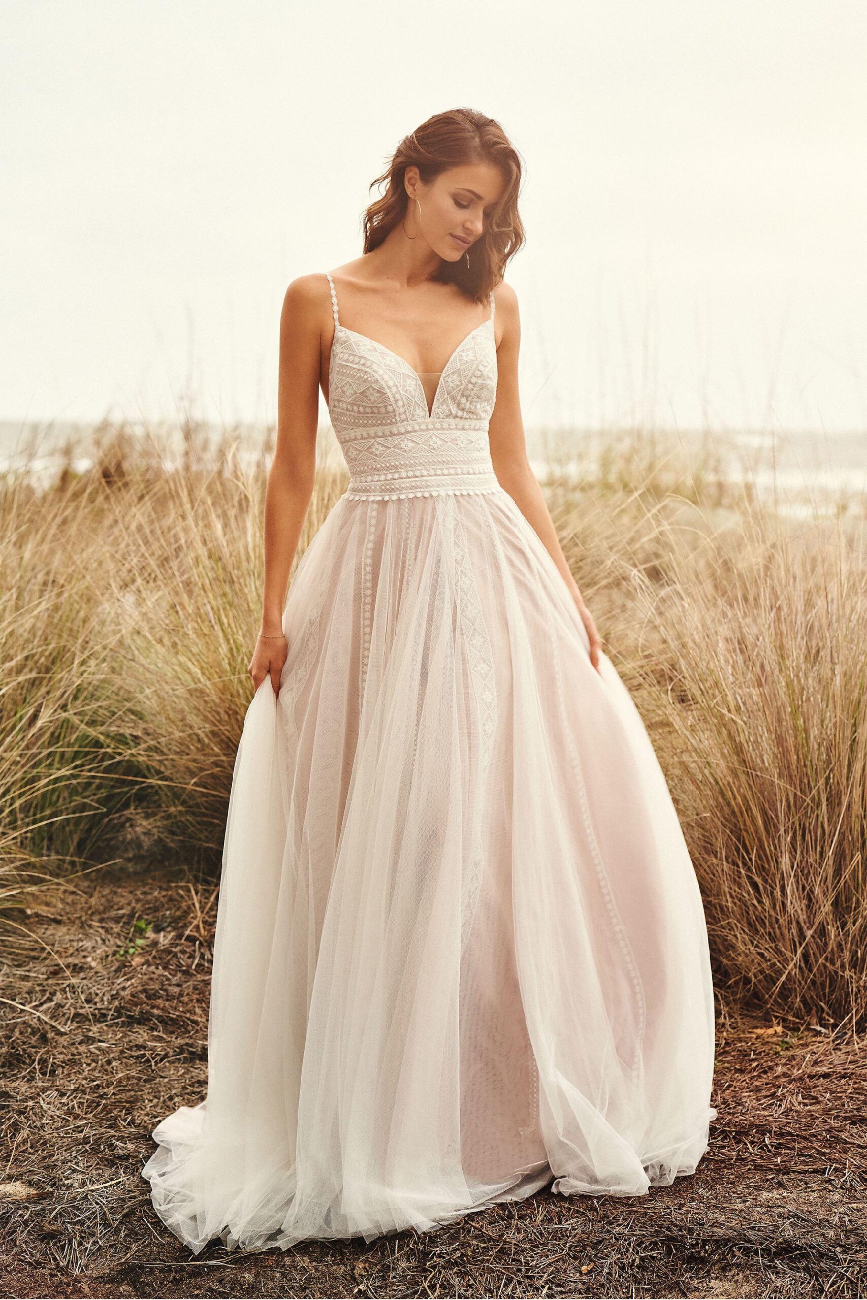 Brautkleid in A-Linie mit Tüllrock, Spitzentop und Spaghettiträgern von Lillian West, Modell 66108