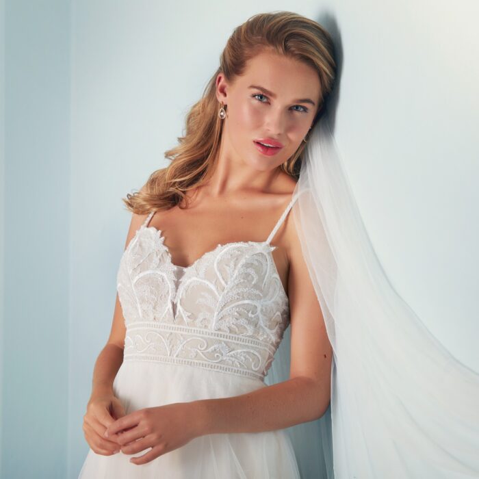 Nudefarbenes Hochzeitskleid im Prinzesstil mit Spitzenstickerei und Spaghettiträgern von Lilly, Modell 4155
