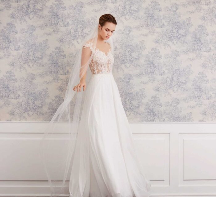 Fließendes, cremefarbenes Brautkleid mit transparentem Spitzentop und Tattoo-Effekt von Lilly, Modell 08-4062