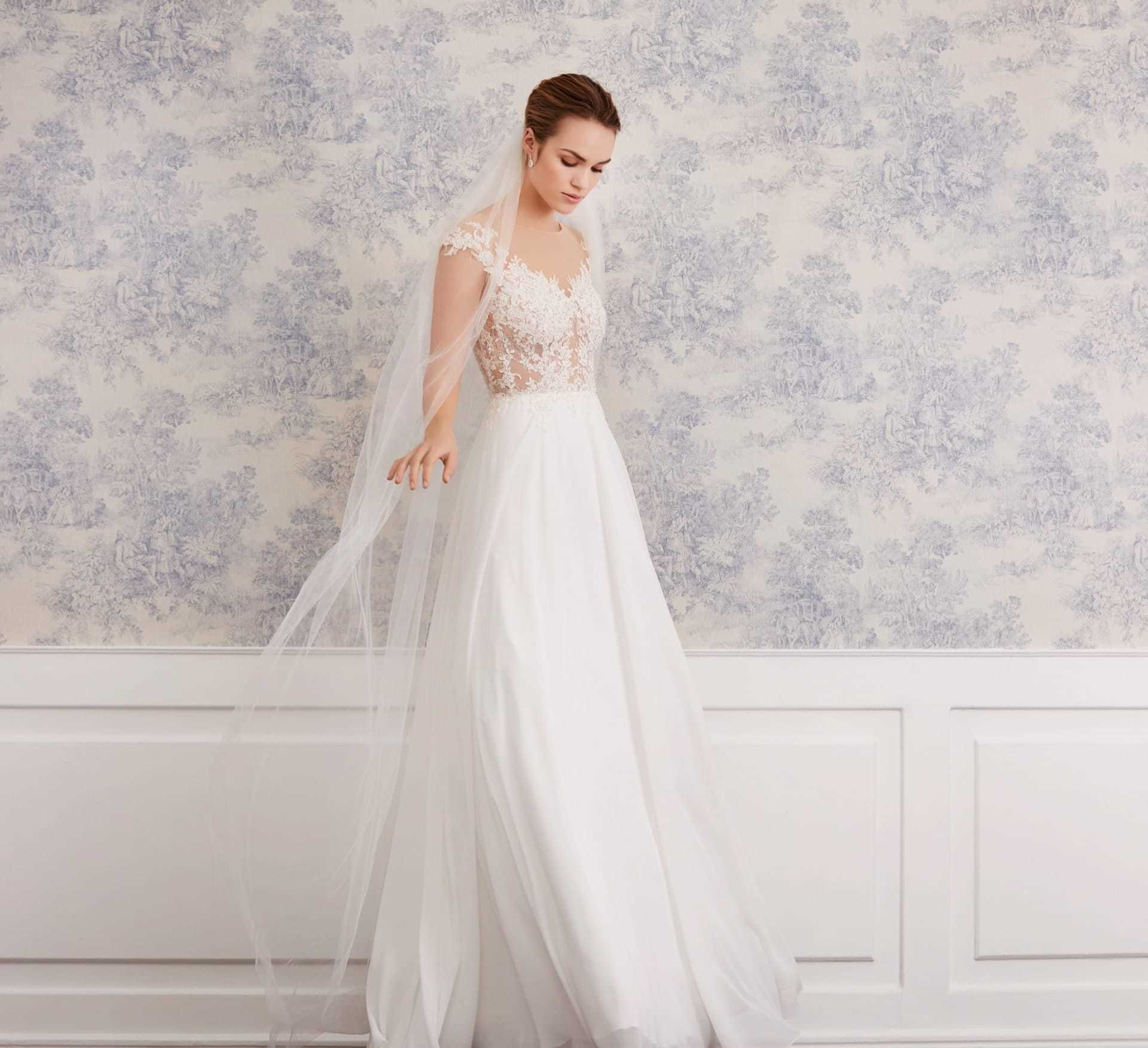 Fließendes, cremefarbenes Brautkleid mit transparentem Spitzentop und Tattoo-Effekt von Lilly, Modell 08-4062
