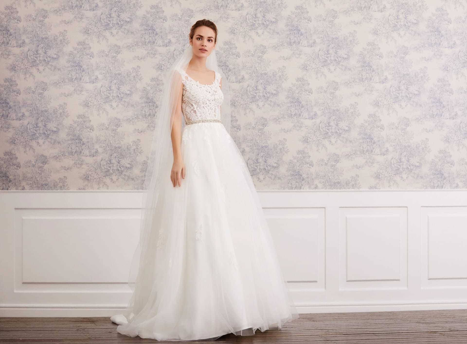 Brautkleid in Creme im Prinzessschnitt mit Tüllrock, transparentem Spitzentop, Rundhalsausschnitt und Gürtel von Lilly, Modell 08-4005