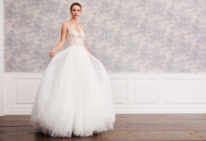 Brautkleid in Creme im Prinzessstil mit voluminösem Tüllrock und transparentem Spitzentop mit Tattoo-Effekt von Lilly, Modell 08-4010