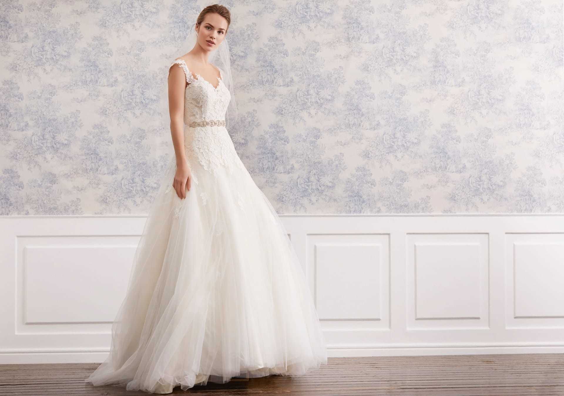 Brautkleid in Nude in A-Linie mit Tüllrock, bestickter Spitze, Strassgürtel und Sweetheart-Ausschnitt von Lilly, Modell 08-4020