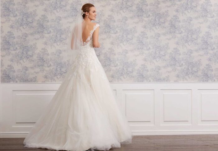 Brautkleid in Nude im Prinzessschnitt mit Tüllrock, bestickter Spitze, Strassgürtel und Sweetheart-Ausschnitt von Lilly, Modell 08-4020