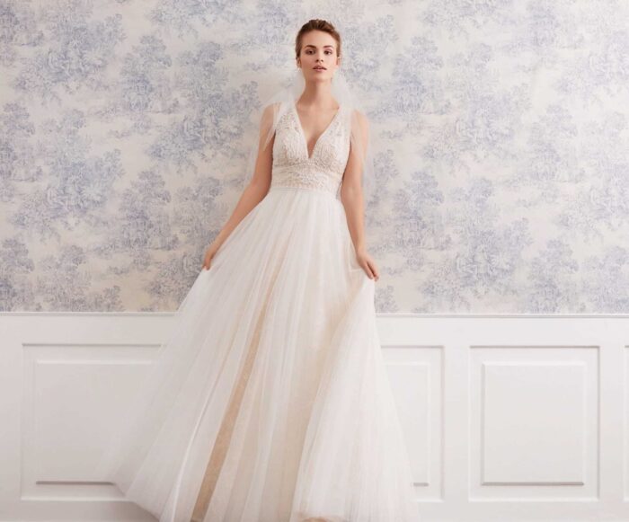 Nudefarbenes Brautkleid im Boheme-Stil mit Spitzentop, V-Ausschnitt und Tüllrock von Lilly, Modell 08-4057