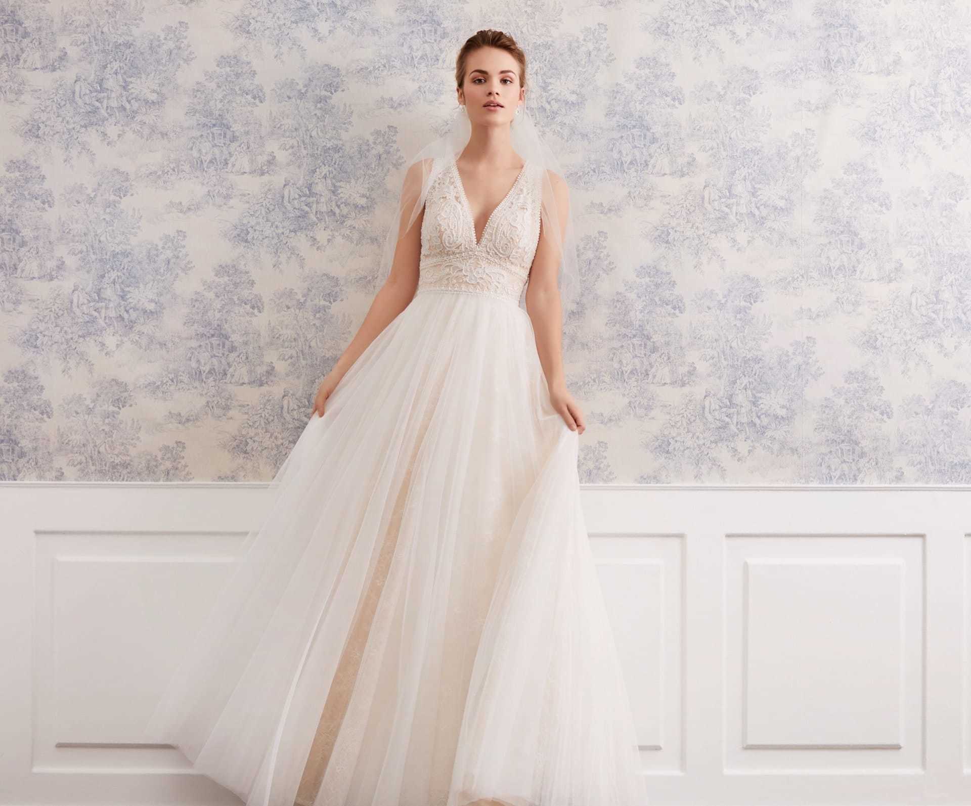 Nudefarbenes Brautkleid im Boheme-Stil mit Spitzentop, V-Ausschnitt und Tüllrock von Lilly, Modell 08-4057