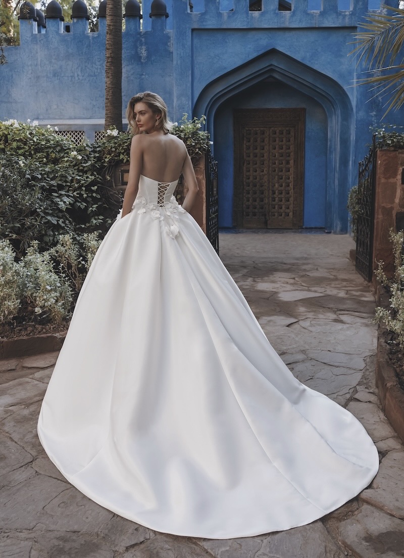 Mikado-Hochzeitskleid im Prinzess-Stil mit schulterfreiem Bandeau-Ausschnitt und Blütenapplikationen, Rückenschnürung und Schleppe von Enzoani, Modell Umeko