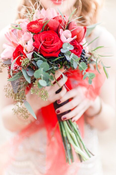 Blumenstrauß aus Rosen und Beeren