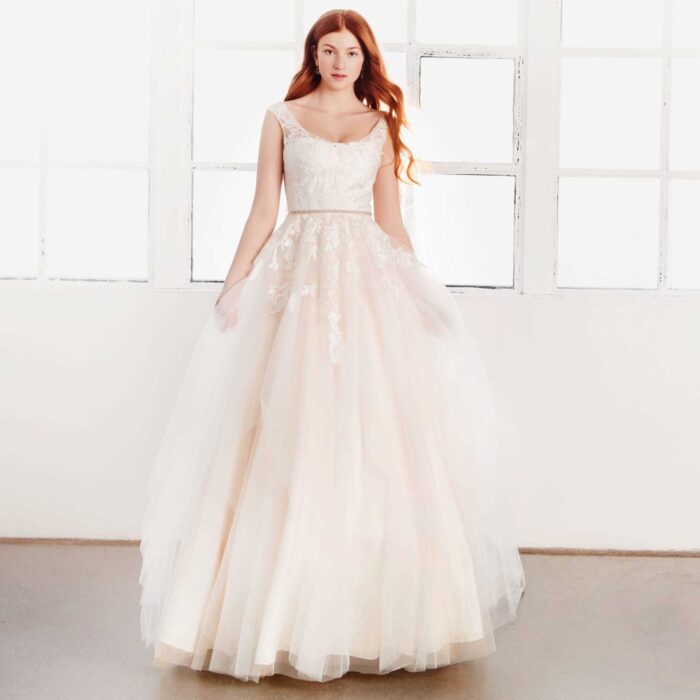Brautkleid in Nude im Prinzessschnitt mit 3D-Spitze, Rundhals-Ausschnitt, Strassgürtel und Volants von Passions by Lilly, Modell 08-4097