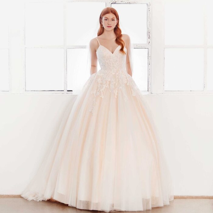 Brautkleid in Nude im Prinzessschnitt mit 3D-Spitze, herzförmigem Ausschnitt und Spaghettiträgern von Passions by Lilly, Modell 08-4094