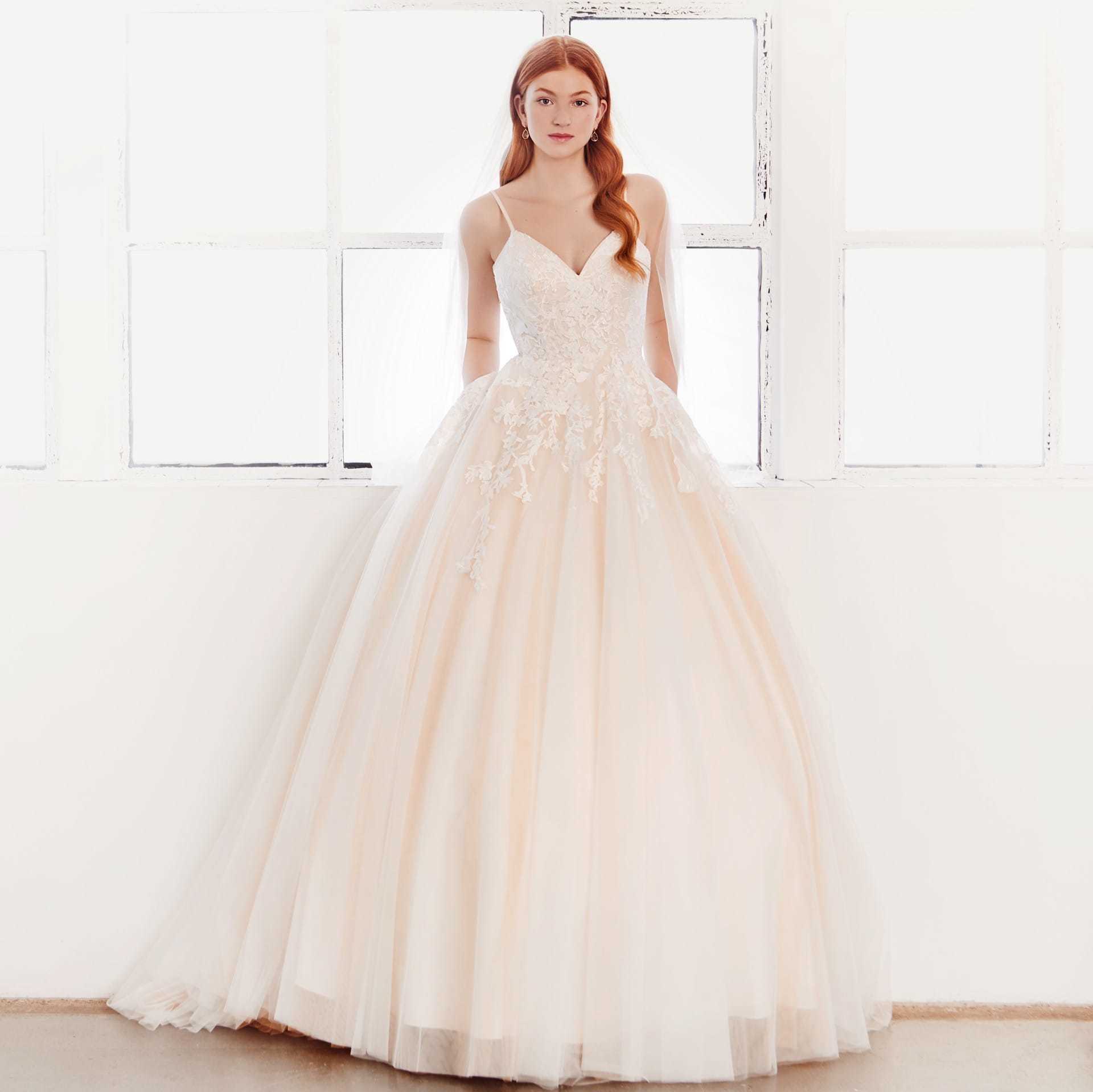 Brautkleid in Nude im Prinzessschnitt mit 3D-Spitze, herzförmigem Ausschnitt und Spaghettiträgern von Passions by Lilly, Modell 08-4094