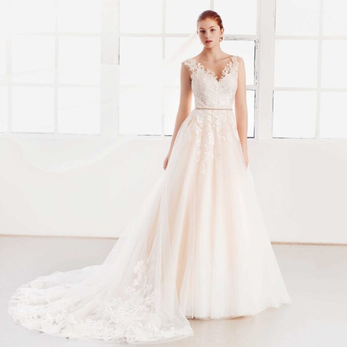 Nudefarbenes Brautkleid im Prinzessstil mit 3D-Spitze, Illusion-Ausschnitt, Strassgürtel und Schleppe von Passions by Lilly, Modell 08-4096