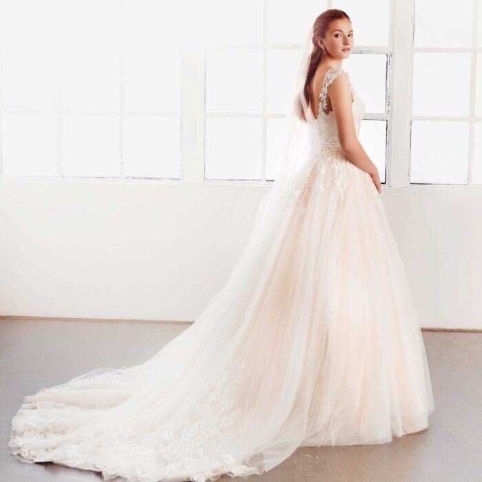 Nudefarbenes Brautkleid im Prinzessstil mit 3D-Spitze, Illusion-Ausschnitt, Strassgürtel und Schleppe von Passions by Lilly, Modell 08-4096