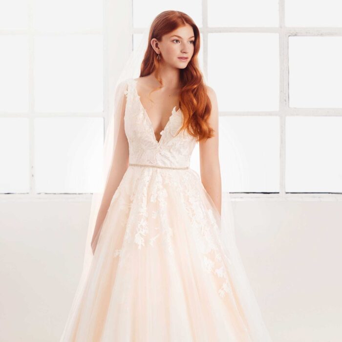 Brautkleid in Nude im Prinzessschnitt mit V-Ausschnitt, 3D-Spitze und schmalem Strassgürtel von Passions by Lilly, Modell 08-4093