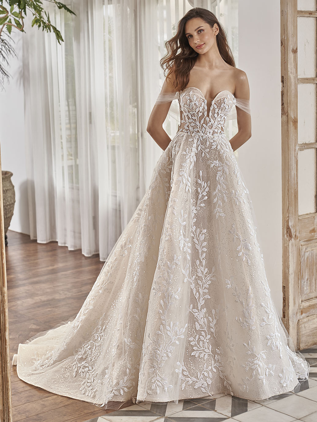 Schulterfreies Prinzess-Brautkleid mit transparenter Korsage und Plunge-Aussschnitt in Herzform von Pen-Liv, Modell Averie
