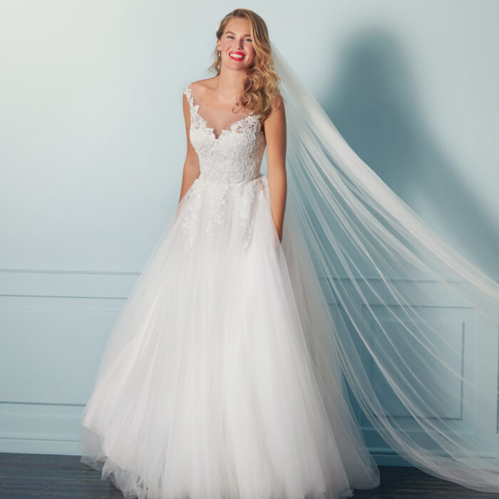 Prinzess-Brautkleid mit Tüllrock, Spitzentop und Illusion-Ausschnitt von Lilly, Modell 4136