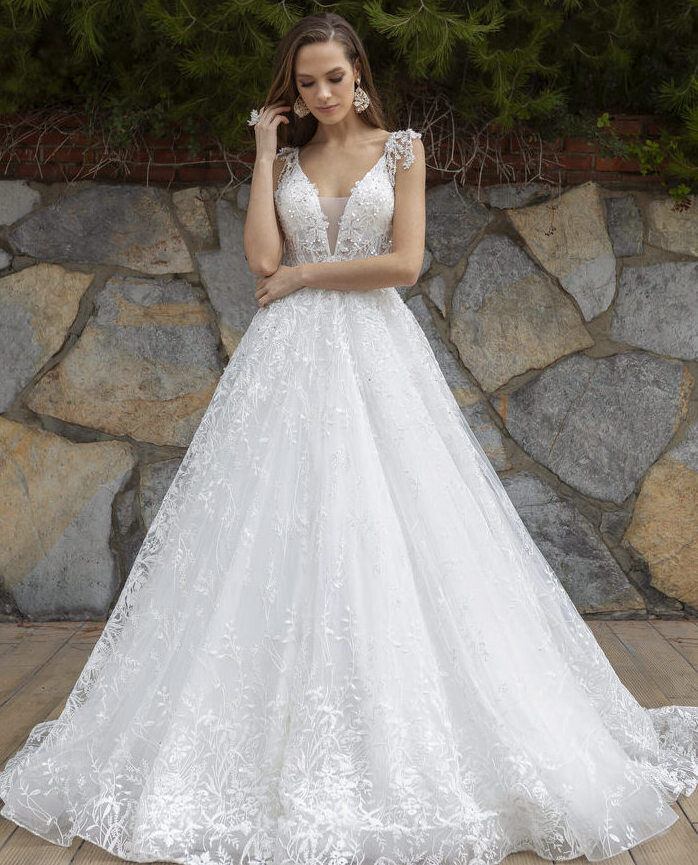 Hochzeitskleid im Prinzessschnitt mit Illusion-Plunge-Ausschnitt, Spitze und Pailletten sowie Blütendekoration am Träger von Emine Yildirim, Modell 5048