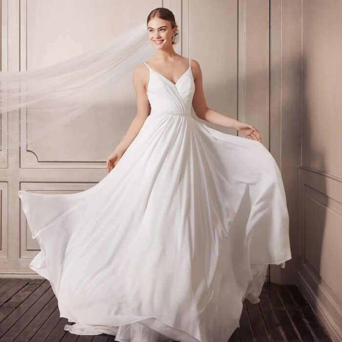 Brautkleid im Clean Chic mit Spaghettiträgern und Strassgürtel von Pure White by Lilly, Modell 08-4181