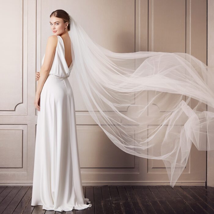Cleanes, fließendes Hochzeitskleid mit tiefem Rückenausschnitt von Pure White by Lilly, Modell 08-4186