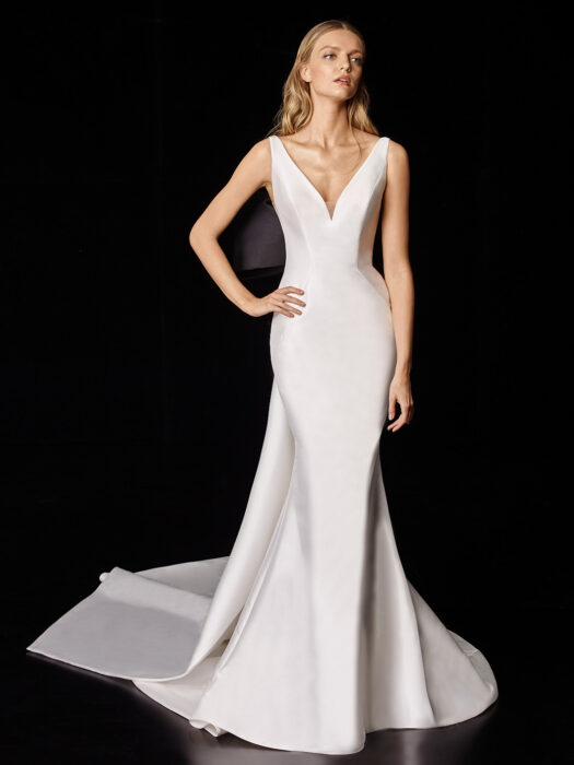 Puristisches Brautkleid mit V-Ausschnitt, abnehmbarer Schleppe und Schleife von Enzoani, Modell Peyton
