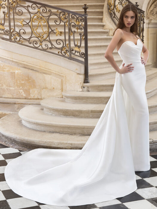 Puristisches Brautkleid im Godet-Schnitt mit aufgesetzter Schleppe und trägerlosem Sweetheart-Ausschnitt von Elysée, Modell Vesper
