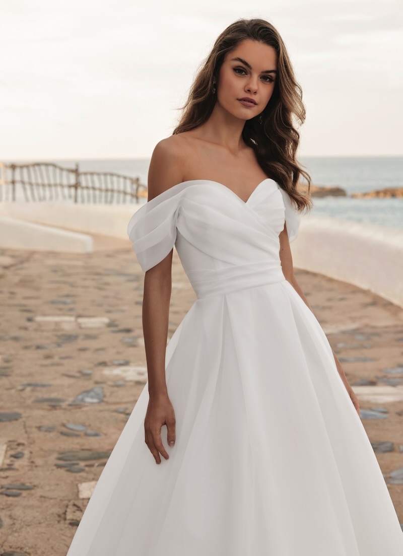 Puristisches Brautkleid im Prinzessschnitt mit drapiertem Mieder, herzförmigem Ausschnitt, Offshoulder-Trägern und Schleppe von Love, Modell Daisie