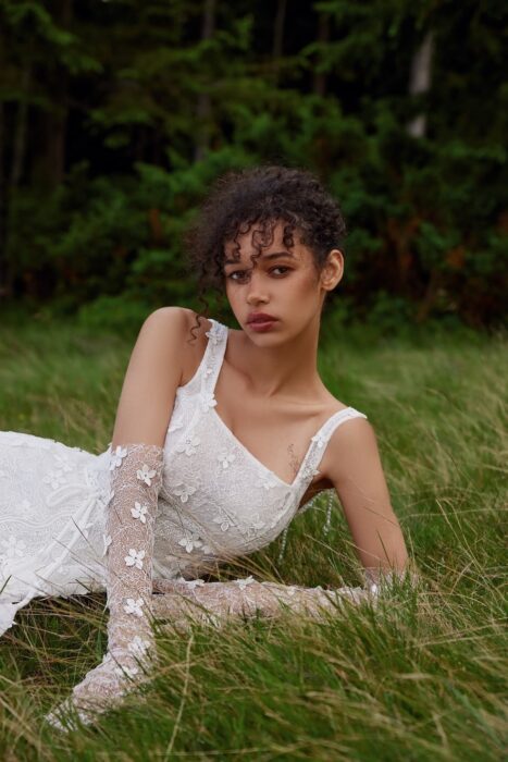 Romantisches Spitzenbrautkleid mit Blütenapplikationen, Carrée-Ausschnitt, abnehmbaren Armstulpen, Perlenschmuck im Rücken und Schleppe von Ariamo Bridal, Modell Otto