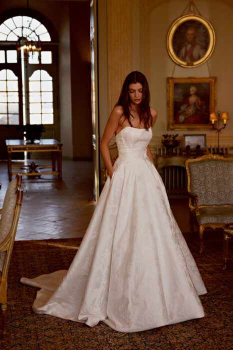 Schulterfreies Hochzeitskleid aus Brokatseide mit trägerlosem Bandeau-Ausschnitt mit seitlichen Taschen und langer Schleppe von Justin Alexander, Modell 88406 Josette