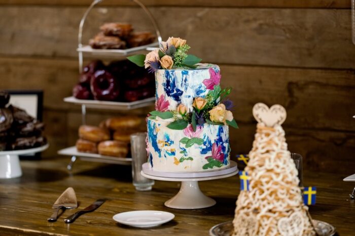 Leuchtend bunte Hochzeitstorte bei einem Innenempfang in Oregon.