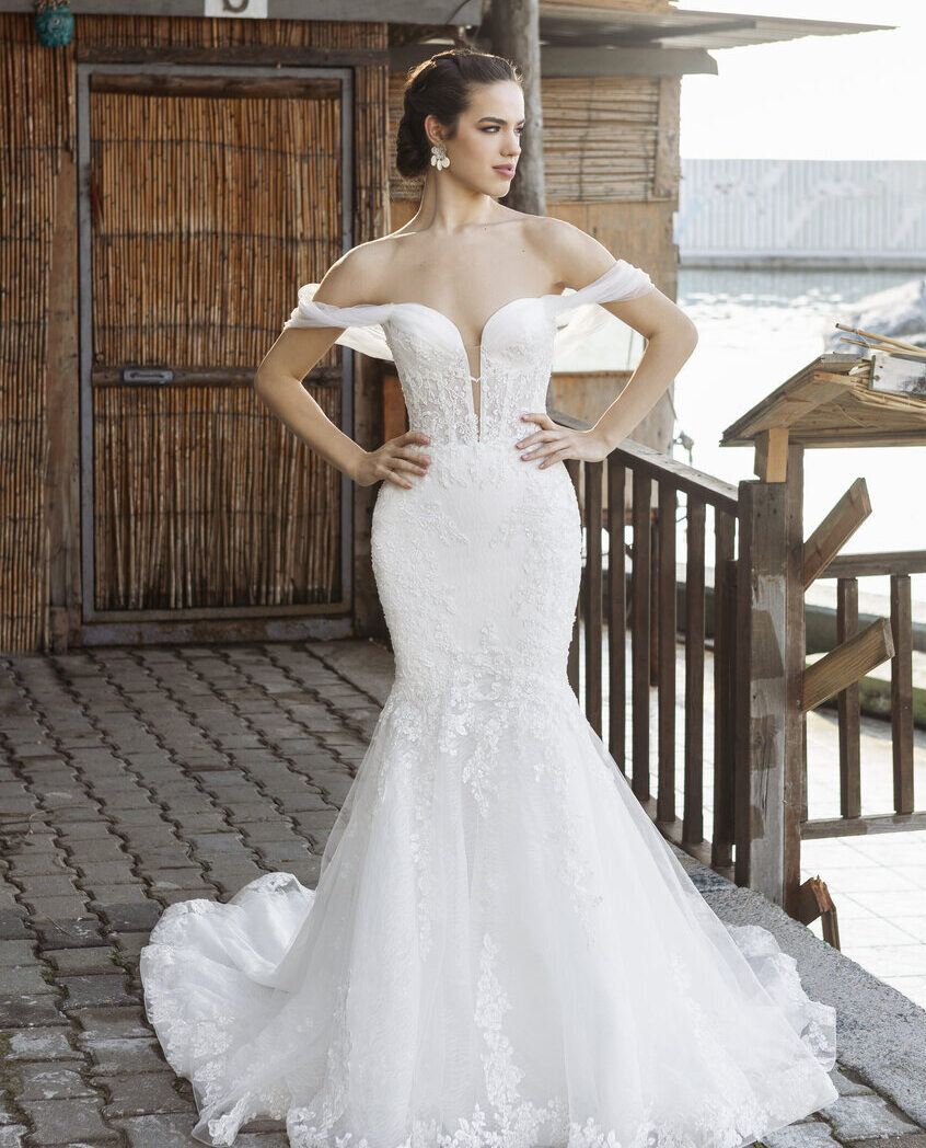 Besticktes Spitzenbrautkleid im Fit-and-Flare-Schnitt mit Plunge-Ausschnitt in Herzform und Offshoulder-Trägern von Emine Yildirim, Modell 5039