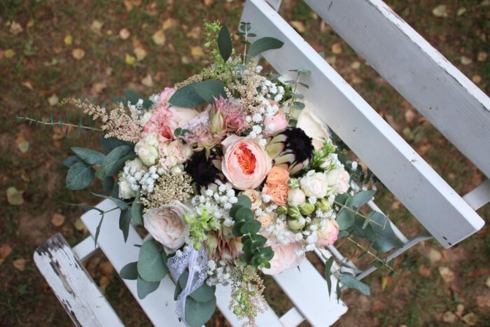 herbstlicher Brautstrauss mit verschiedenen Blumen