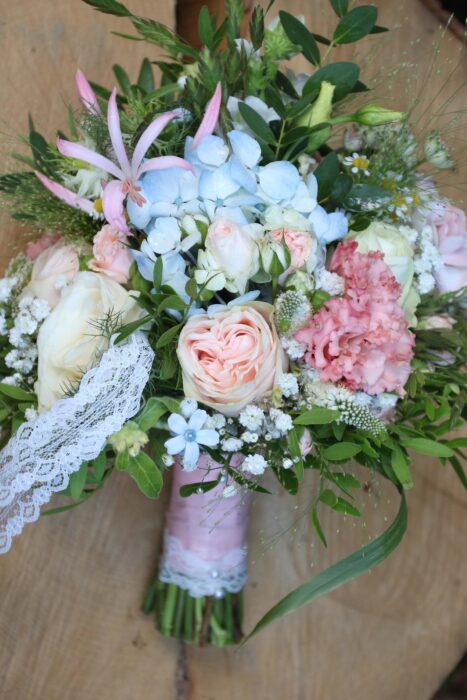klassischer Brautstrauß mit Rosen und Frühlingsblumen