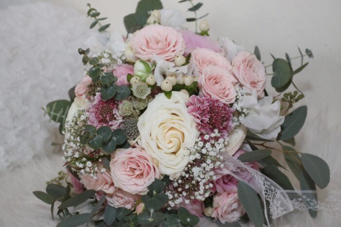 Strukturstrauß mit Schleierkraut und Rosen