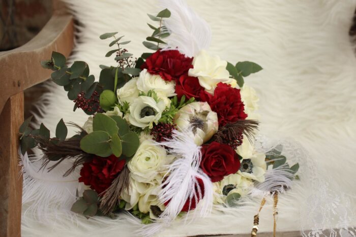 winterlicher Strukturstrauß mit Rosen und Stechpalme