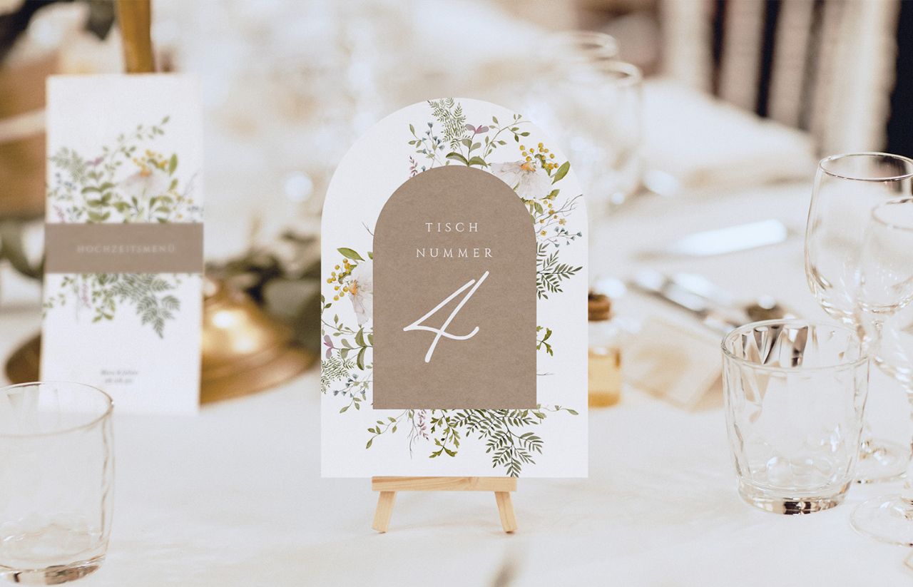 Perfekt gedeckte Hochzeitstische mit Cotton Bird