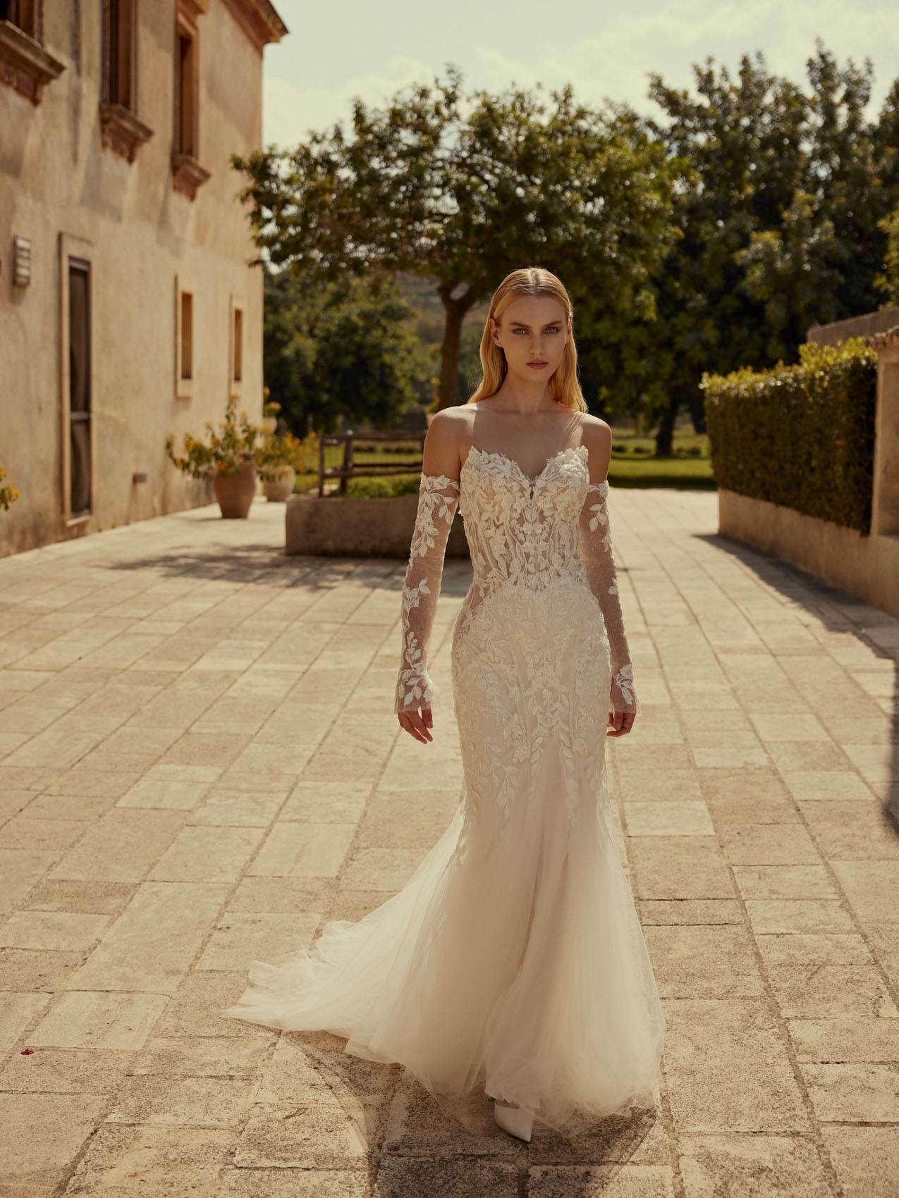 Trägerloses Fit-and-Flare-Brautkleid mit Corsagentop, Ausschnitt in Herzform, transparentem Rücken und abnehmbaren Armstulpen von Couture by Modeca, Modell Fuchsia