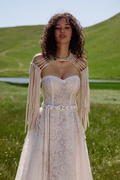 Trägerloses Brautkleid in Blush mit 3D-Spitze, Sweetheart-Ausschnitt, Gürtel und Schleppe von Ariamo Boho, Modell Sfumato