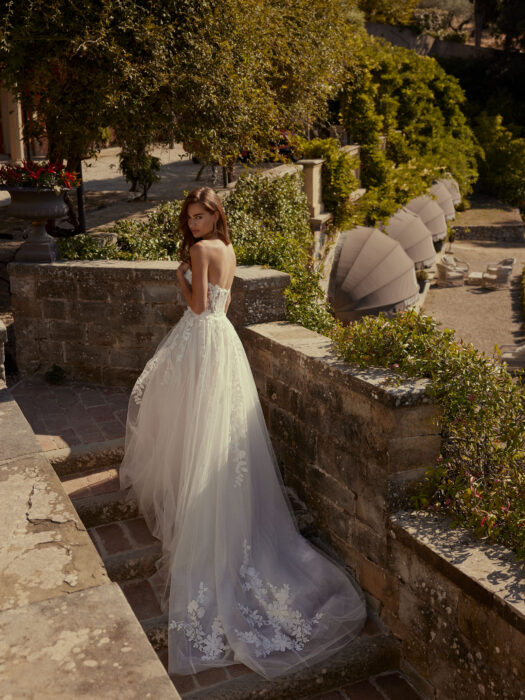 Trägerloses Hochzeitskleid in A-Linie mit transparenter Spitzen-Corsage, tiefem Sweetheart-Ausschnitt und Schleppe von Modeca, Modell Davin