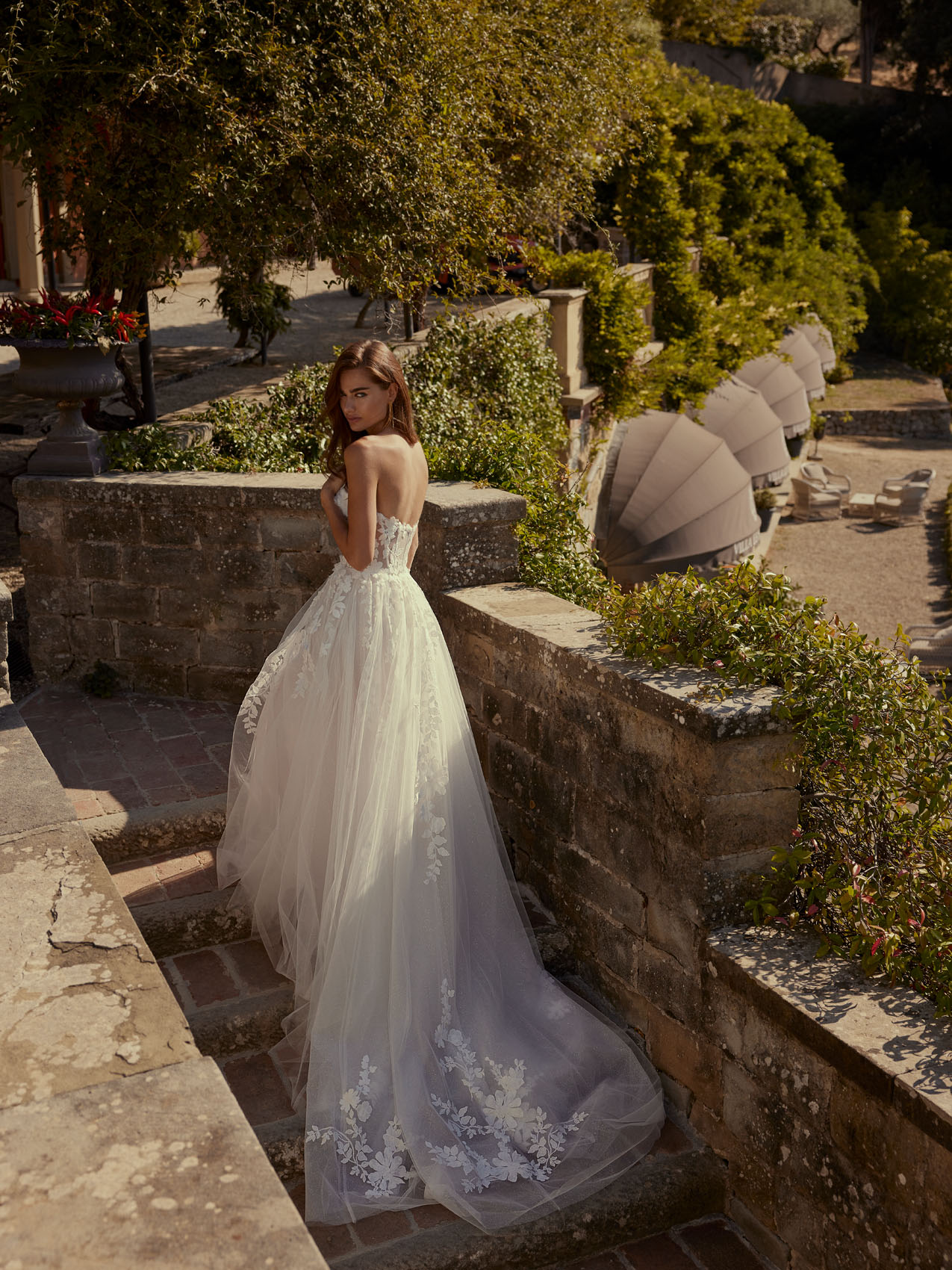 Trägerloses Hochzeitskleid in A-Linie mit transparenter Spitzen-Corsage, tiefem Sweetheart-Ausschnitt und Schleppe von Modeca, Modell Davin