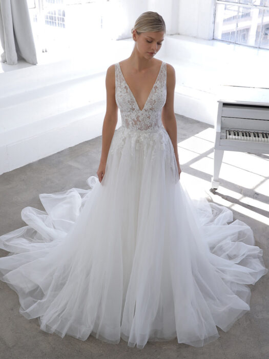Wandelbares Fit-and-Flare-Brautkleid mit transparentem Spitzentop, V-Ausschnitt, tiefem Rücken und Schleppe von Blue by Enzoani, Modell November