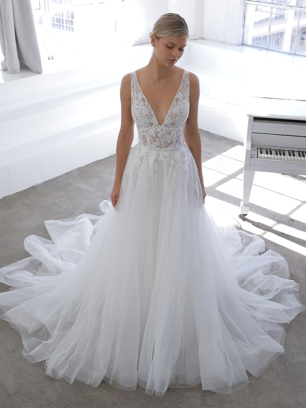 Wandelbares Fit-and-Flare-Brautkleid mit transparentem Spitzentop, V-Ausschnitt, tiefem Rücken und Schleppe von Blue by Enzoani, Modell November