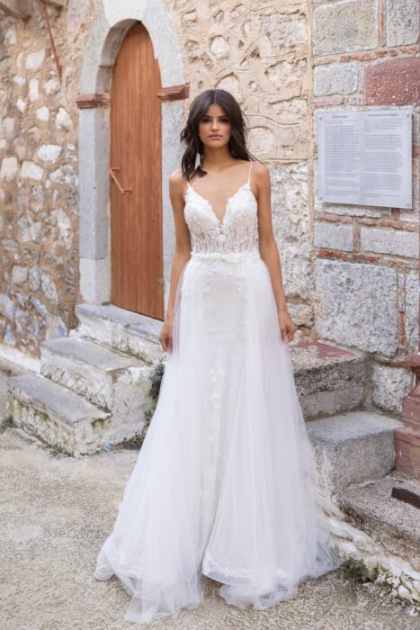 Wandelbares Hochzeitskleid im Fit-and-Flare-Schnitt mit Überrock im Prinzessstil von Emine Yildirim, Modell 2047