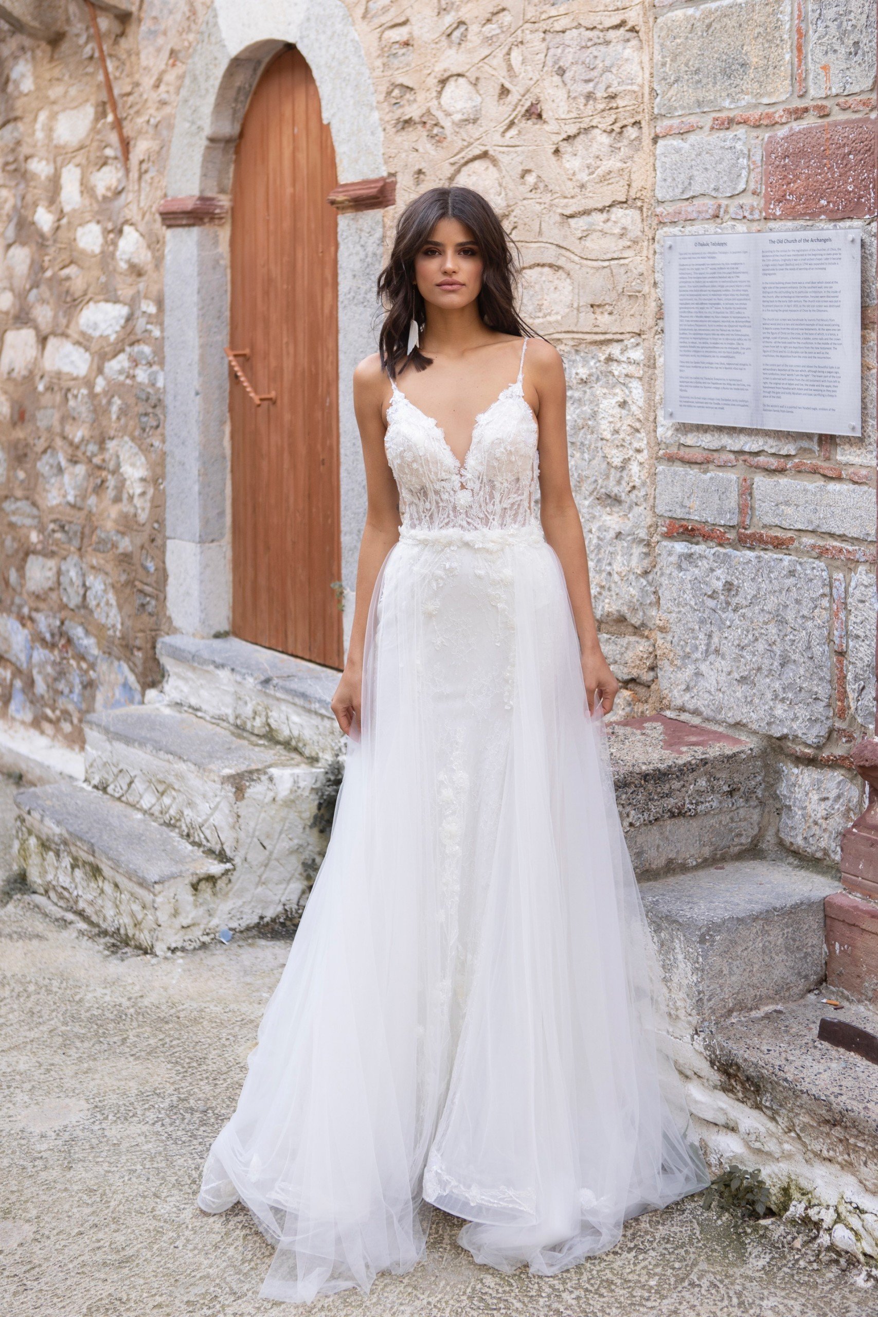 Wandelbares Hochzeitskleid im Fit-and-Flare-Schnitt mit Überrock im Prinzessstil von Emine Yildirim, Modell 2047