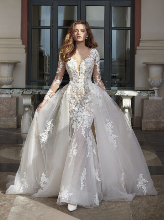 Roséfarbenes, wandelbares Brautkleid im Fit-and-Flare-Schnitt mit abnehmbarer Schleppe im Prinzessstil, mit 3D-Spitze, Illusion-Ausschnitt, langen Ärmeln und raffiniertem Rücken von Demetrios, Modell 1198
