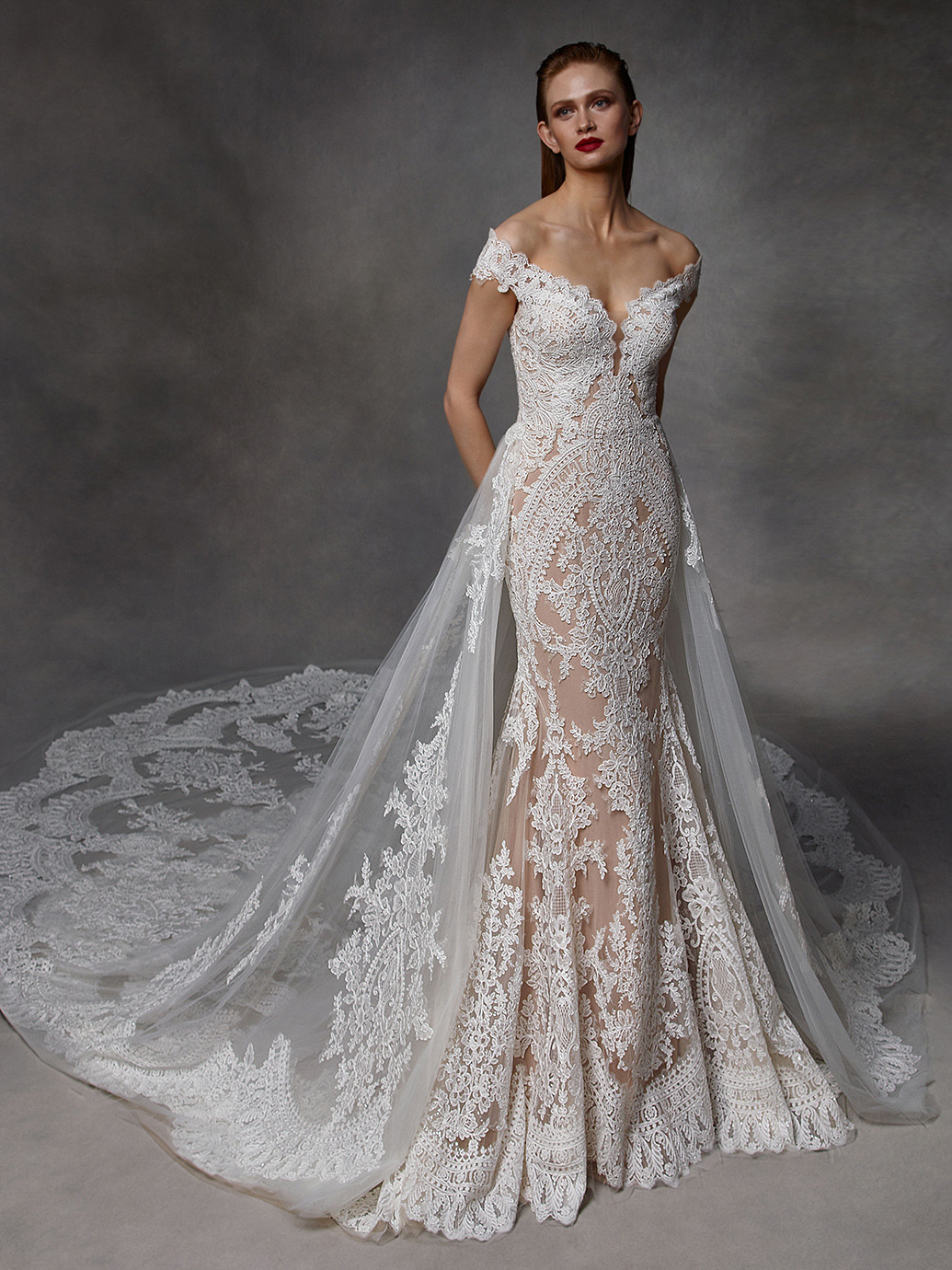 Wandelbares Brautkleid mit Carmen-Ausschnitt und abnehmbarer Schleppe von Badgley Mischka, Modell Dessie