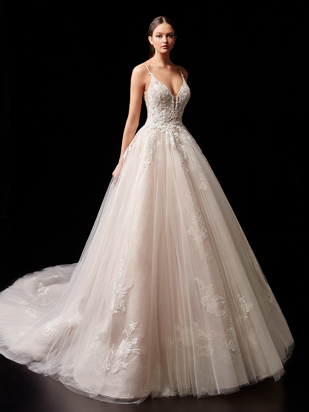 Wandelbares Brautkleid mit 3D-Spitze und abnehmbarem Überrock im Prinzessstil von Enzoani, Modell Paige