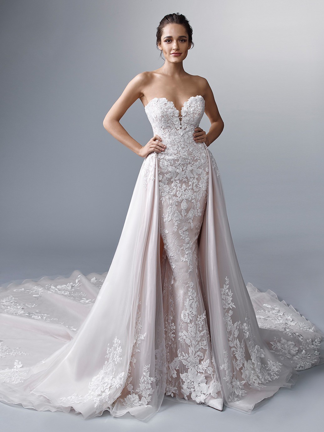 Wandelbares Spitzenbrautkleid im Fit-and-Flare-Schnitt mit trägerlosem Herz-Ausschnitt und Schleppe von Elysée Atelier, Modell Mercier