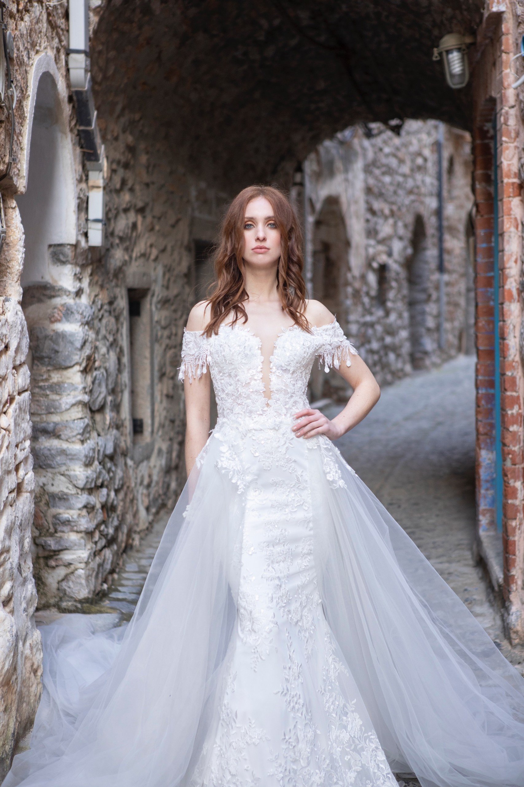Hochzeitskleid im Fit-and-Flare-Schnitt mit Off-Shoulder-Trägern und abnehmbarer Schleppe von Emine Yildirim, Modell 2035