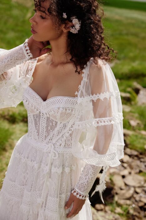 Trägerloses Spitzenbrautkleid mit Corsage, Sweetheart-Ausschnitt und abnehmbaren, transparenten Ballonärmeln von Ariamo Boho, Modell Olive