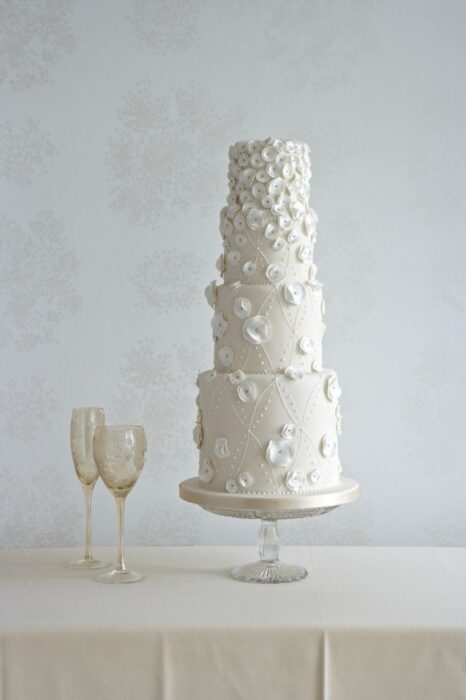 vierstöckige Hochzeitstorte in Weiß